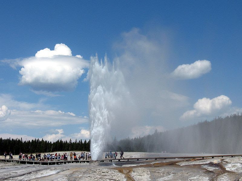 File:Beehive Geyser Erupting.JPG